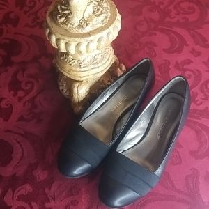 Dana Buchman black slip on size 7 Small Heel